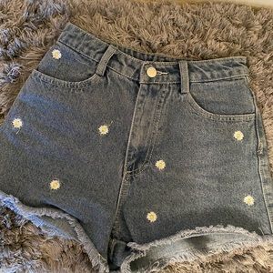 denim jean short with daisys